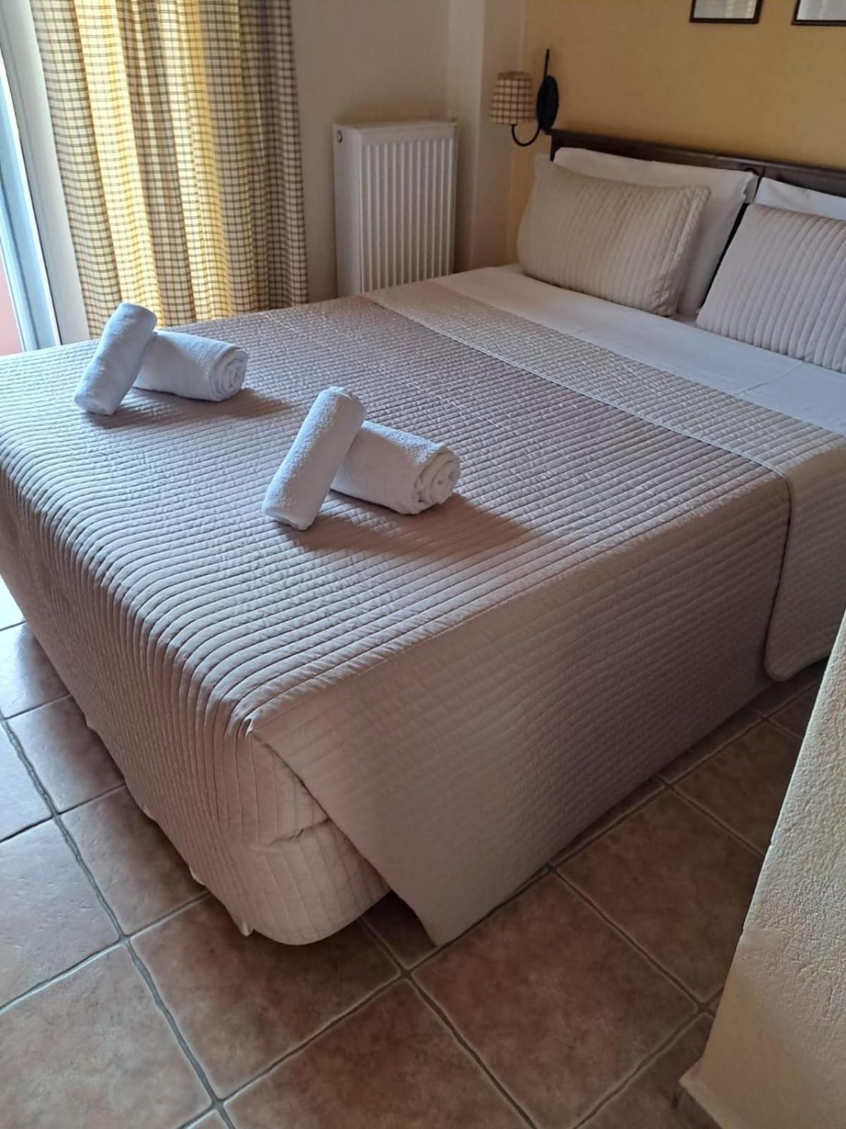Ydna Family Hotel Apartments Posidi Eksteriør billede