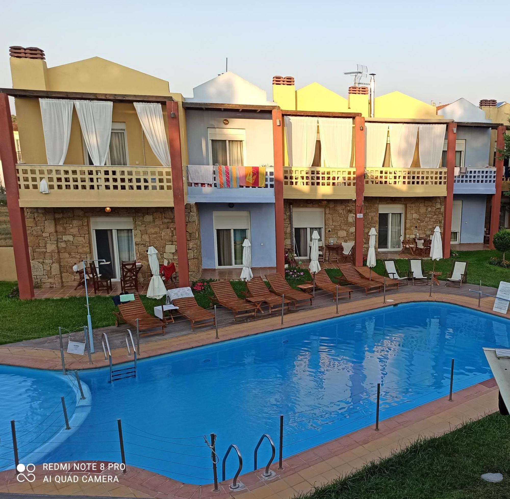 Ydna Family Hotel Apartments Posidi Eksteriør billede
